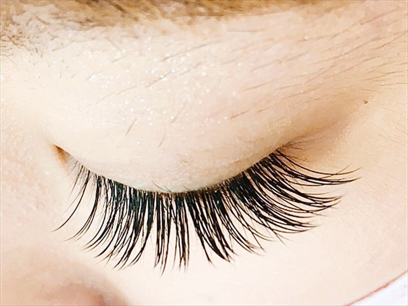 目をつぶっている